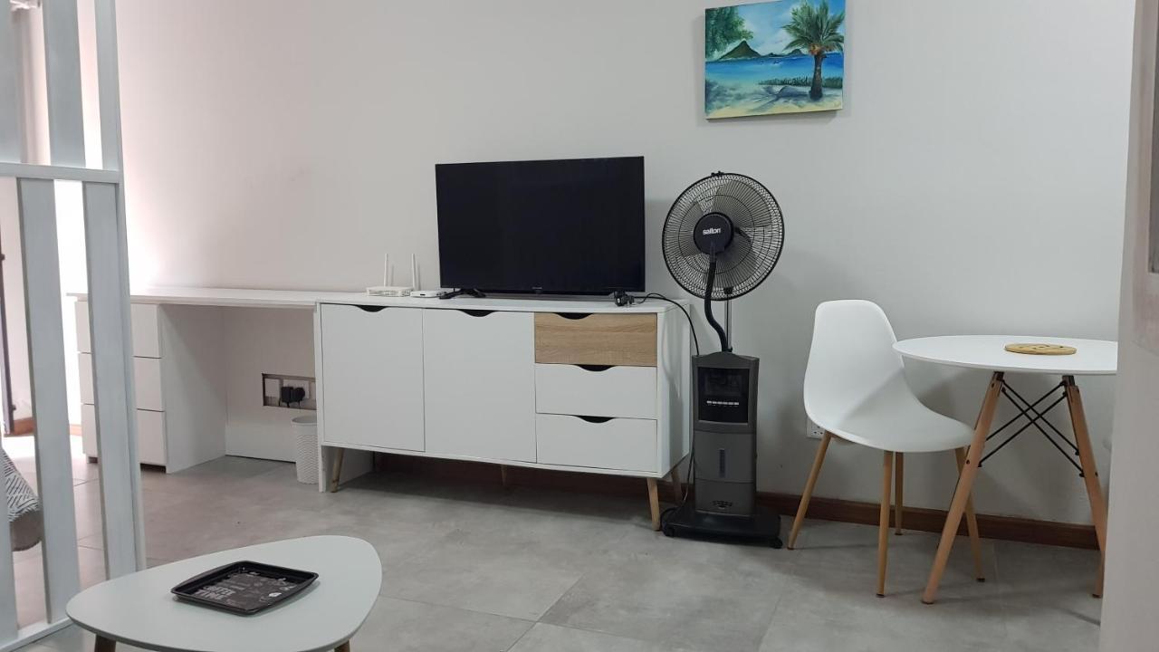 Modern Luxury Studio Fully Equipped Apartment Flic en Flac Exterior photo